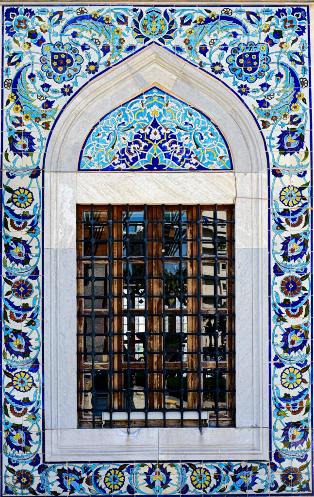 A Beginner's Guide to İznik Ceramics: History, Patterns & How to Buy 8 A Beginner's Guide to İznik Ceramics